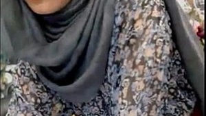 Arab mom with an amazing ass! My God.