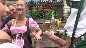 Kinky Bella pamper themselves along with say no New Zealand, as if their soon to be