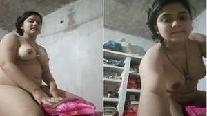 Hot Stare Desi Indian Girl Shows Her Boobs