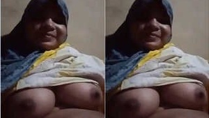 Bangla Bhabhi Shows Her Boobs