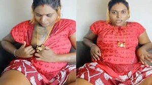 Tamil NRI Bhabhi Shows Tits