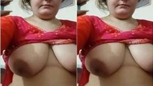 Paki Bhabhi Shows Her Big Boobs