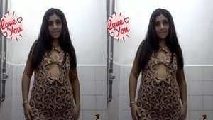Hot Indian Bhabhi Shows Tits and Pussy