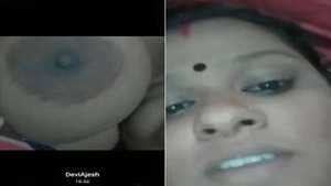 Desi Mallu Bhabhi Shows Her Boobs