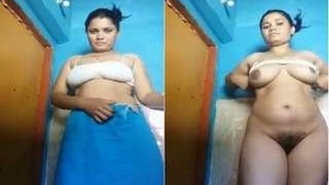 Desi Indian Girl Strips Off and Shows Her Body
