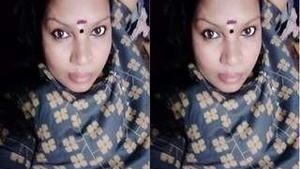 Mallu Bhabhi Shows His naked body and bathes