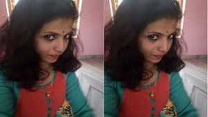 Sexy Mallu Bhabhi Shows Her Boobs