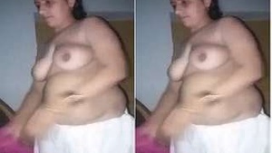 Paki Bhabhi Shows Her Tits and Pussy