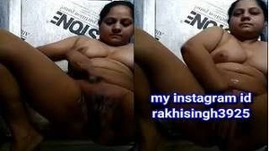 Desi Bhabhi Shaves Pussy