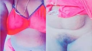 Exclusive Desi Bhabhi Shows Her Pussy