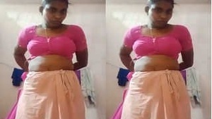 Desi Bhabhi Shows nude body and bathing