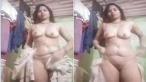 Sexy Desi Bhabhi Records Her Nude Video After Bath