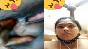 Desi Bhabhi Shows Her Pussy On Video Call