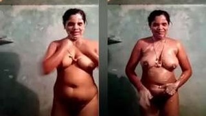 Tamil Bhabhi Records Video of her Bathing