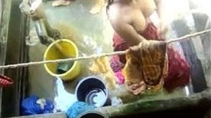 Bangla Desi Regional Girls, Bathing in HQ Heaka (5)