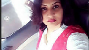 Bhopals Honey Trap: The Secretary of the Office in a Seductive Video