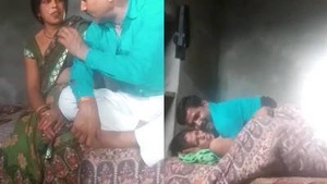 Desi Aldeia aunt fucking herself with money