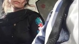 Desi menina bonito no carro