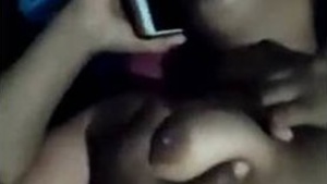 Desi local randi falar no telefone