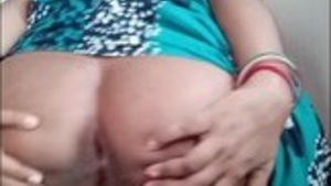 indian mom showing her big ass and fingering pussy