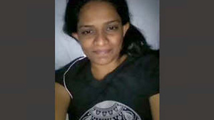 Sexy Lankan girl pleasures herself with her fingers