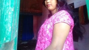 Sexy Bhabhi Shows Her Body