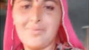 Indian wife flaunts her plump pussy on camera in a seductive manner