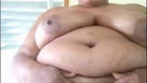 Auntie with a Curvy Body Masturbates on Camera