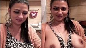 NRI Bhabhas Super Hot Show: Masturbating and Revealing Her Boobs on Video Call