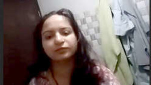 Desi girl flaunts her gorgeous body in a steamy video