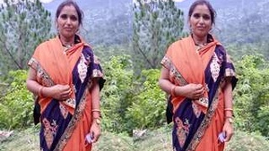 Desi Bhabhi Cheats and Fucks Dewar in Hotel Room