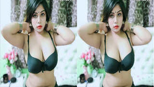 Amateur Indian Model Shows Off Her Sexy Body