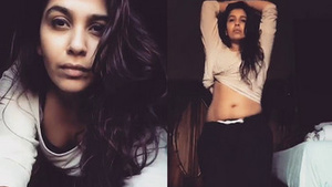 Desi Girl with Curves and a Big Ass Performs a Belly Dance in HD