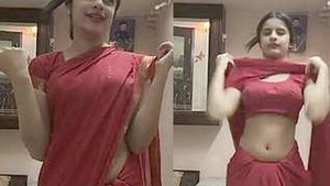 Desi bhbai flaunts her gorgeous belly button and big boobs