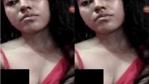 Desi Girl Shows Off Her Bathing Skills on Video Call