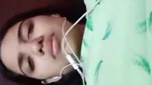 Newcomer Bonito Girl teases and pleases in video chat
