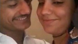 Pathani Casal Ao Ar Livre Beijando