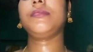 Bhabhi showing her naked body