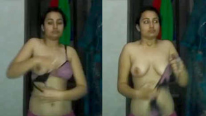 Desi girlfriend captures steamy video for boyfriend