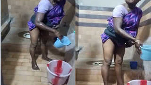 Amateur Desi Aunt Cleans Her Pussy in Exclusive Video