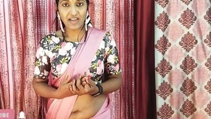 Mallu lady showing belly button while wearing sarree