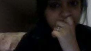 Big-breasted Indian girlfriend teases and seduces on camera