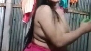 Desi Aldeia nude woman bathtub