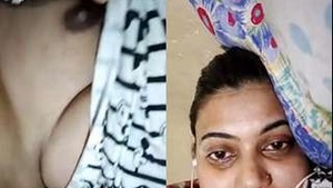 Exclusive Desi girl shows off her boobs in a steamy video call
