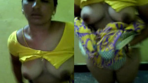 Desi X video features a super hot bhabhi in yellow saree and bindi