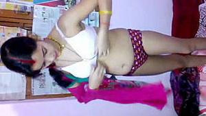 Desi X video of Indian bhabhi indulging in lingerie change