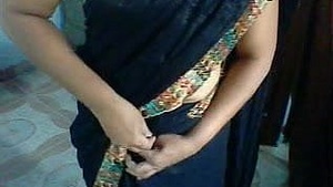 Indian Aunts Seductive flashing in video