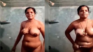 Exclusive Video of Mallu Bhabhi Bathing