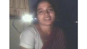 Neighbor gets a glimpse of desi housewifes pussy in this innocent video