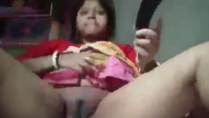 Unsatisfied Desi Boudi masturbating her pussy with big Brinjal